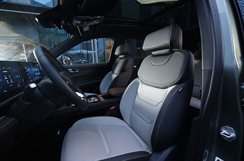 Gran comodidad en Habitáculo de Ford Territory HEV 2026 gracias a asientos eléctricos en piel